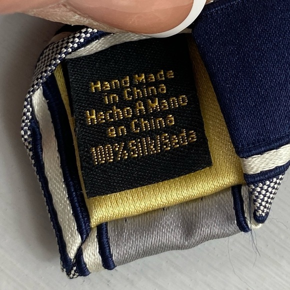 Donald Trump Men's 60" Necktie - Gold Bar - Blue & Gray Striped 100% Silk Tie - Picture 4 of 8